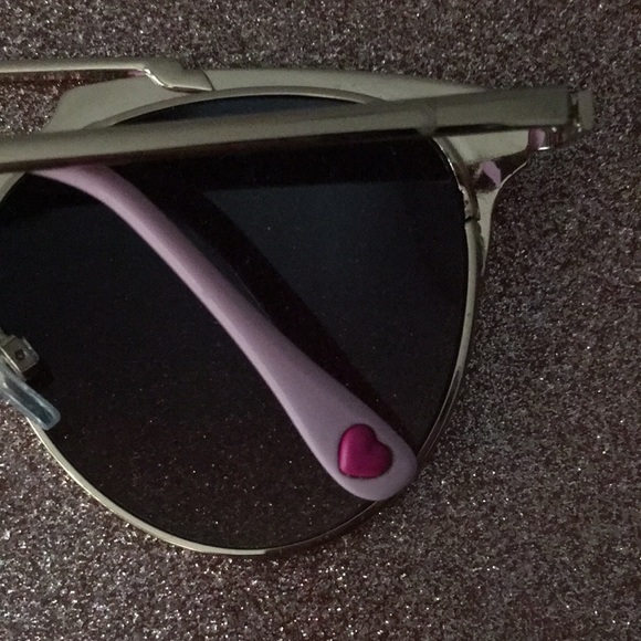 Betsey Johnson Sunglasses - Picture 3 of 7
